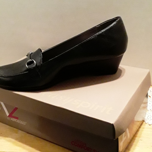 Easy Spirit Shoes - Picture 3 of 8